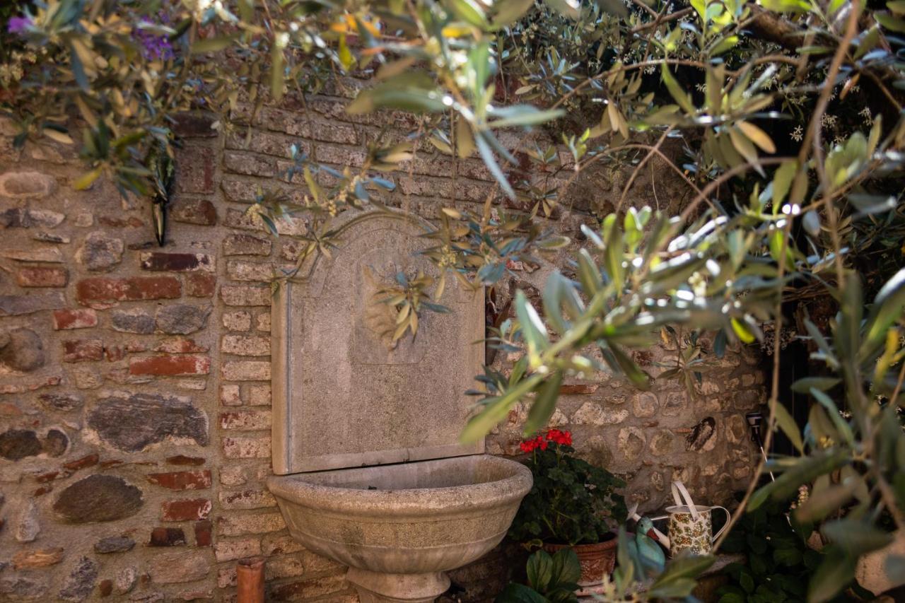 Bed and Breakfast A Due Passi Dal Castello Сомма-Ломбардо Экстерьер фото